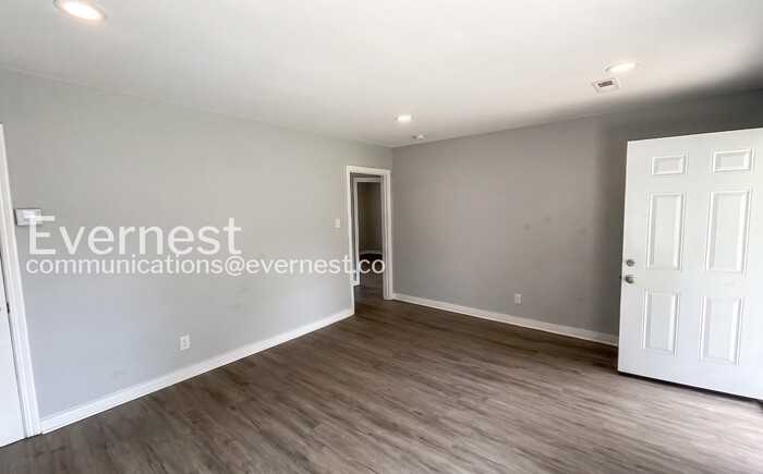 1000 4th Ave W #3 - Photo 4 of 10