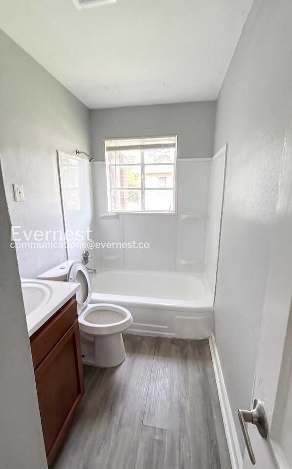 1000 4th Ave W #3 - Photo 6 of 10