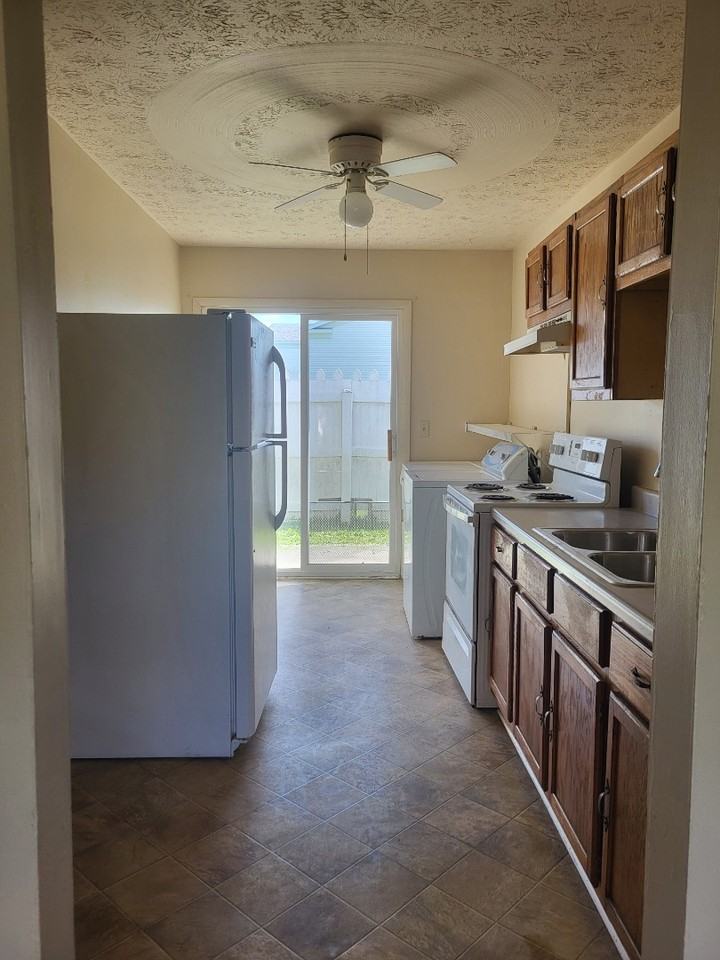 100 Ash Dr. - Photo 2 of 8