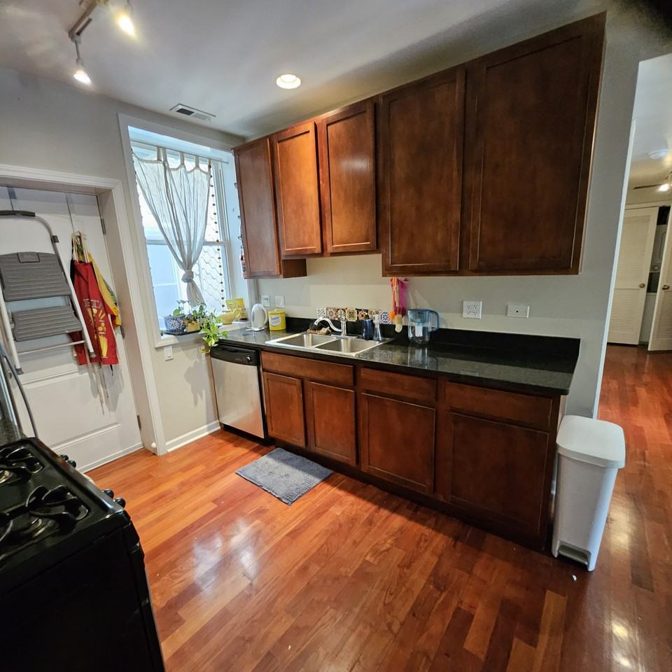 1750 W Rascher Ave #1 - Photo 3 of 11