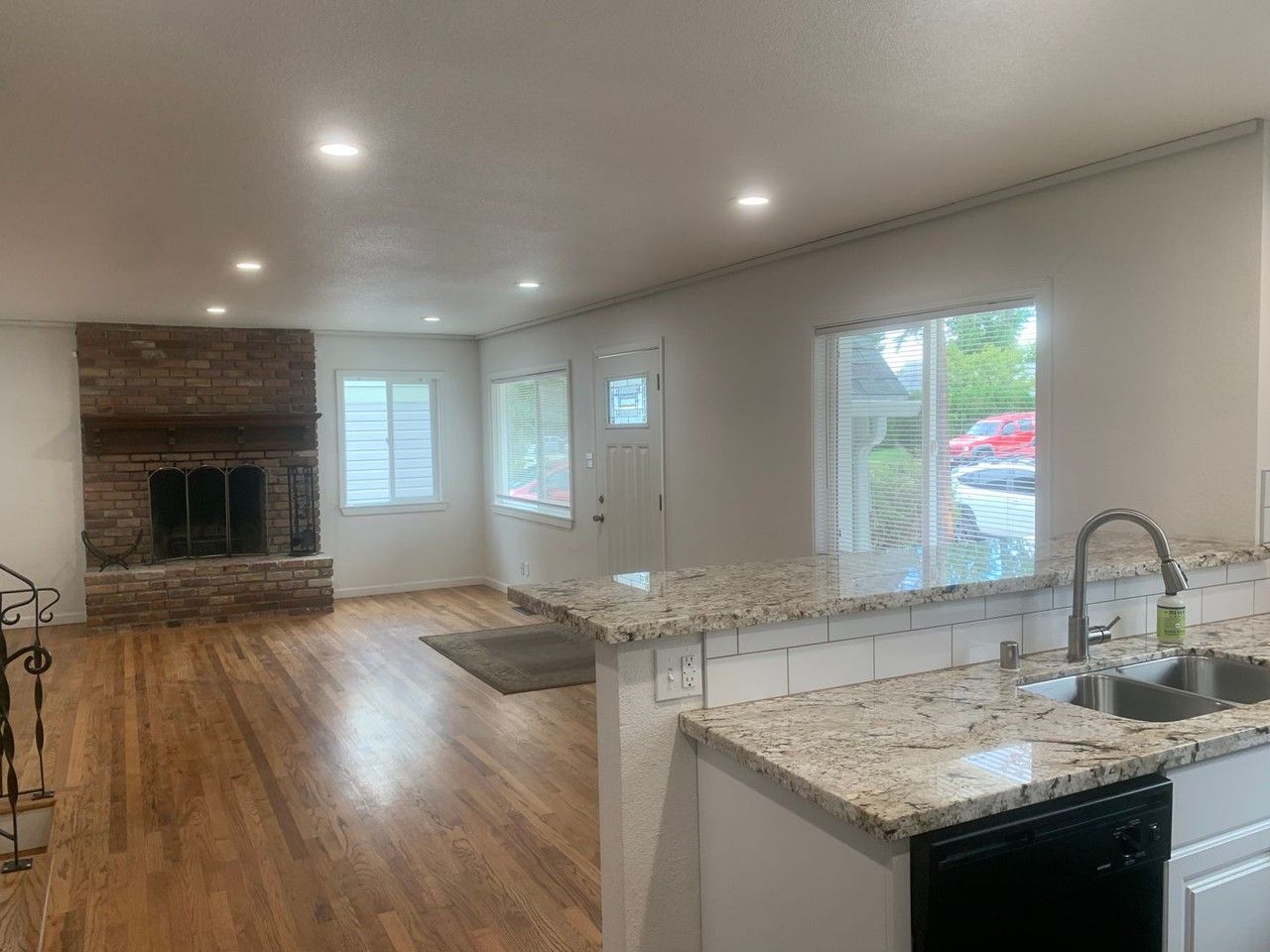 902 Munley Dr - Photo 2 of 18