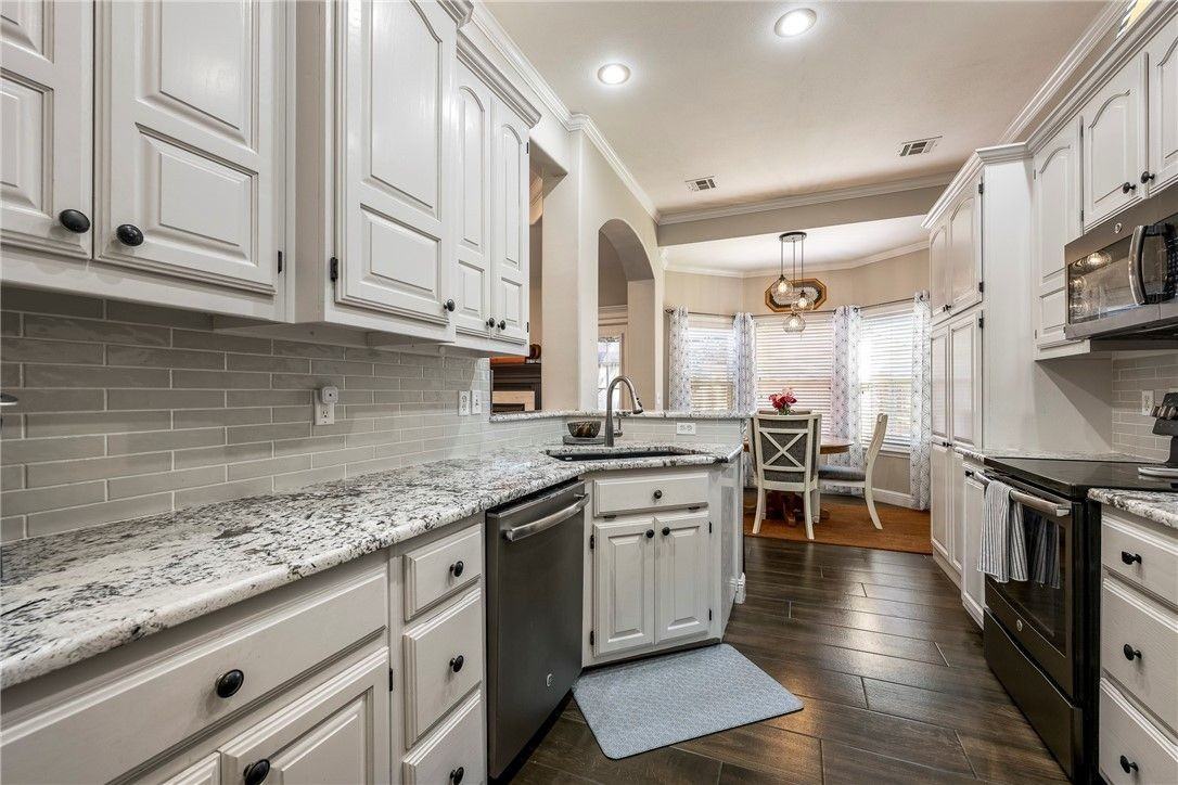 701 Drake St - Photo 5 of 14