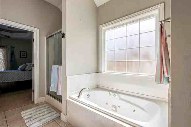 701 Drake St - Photo 7 of 14