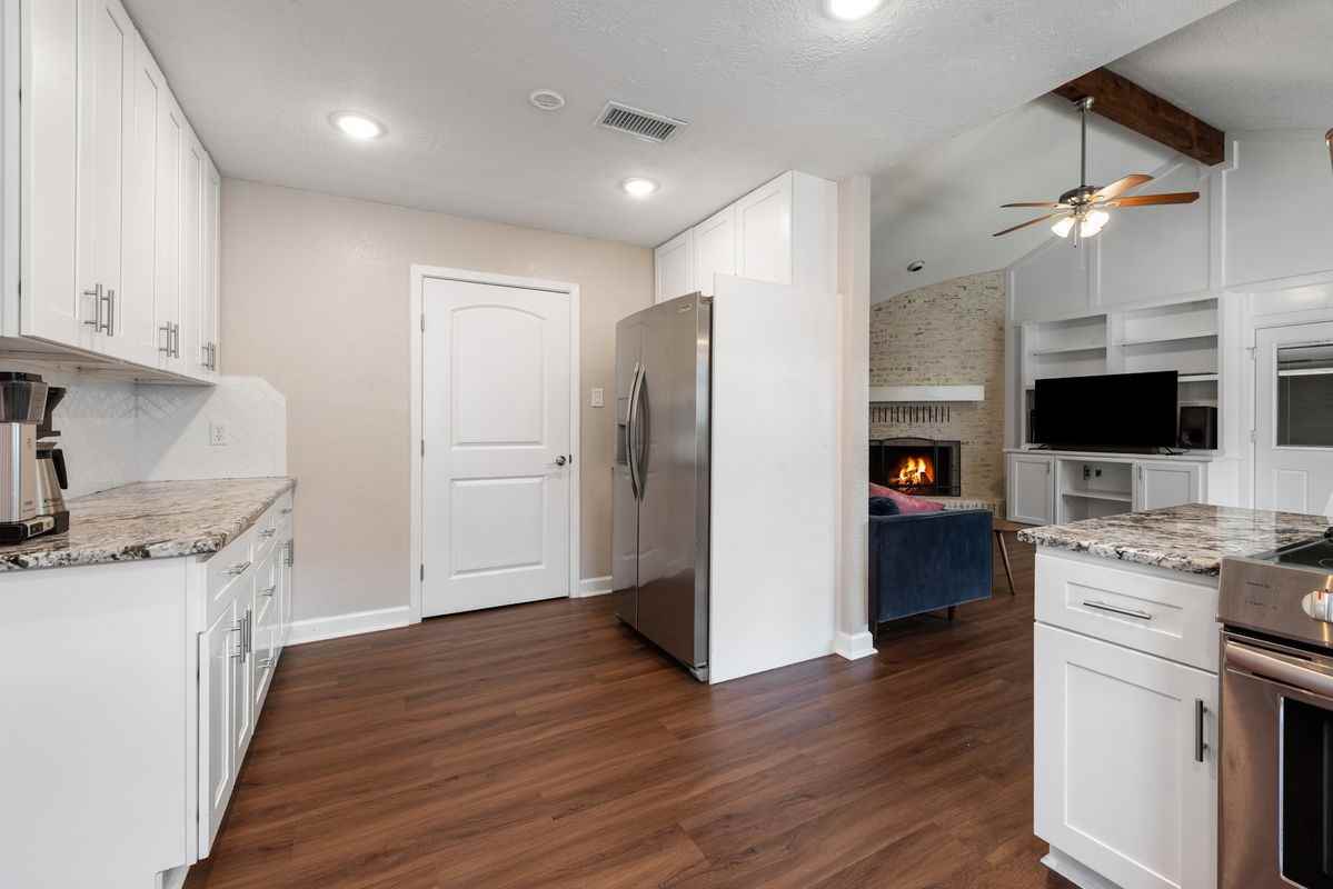 2907 Broadmoor Dr - Photo 3 of 37