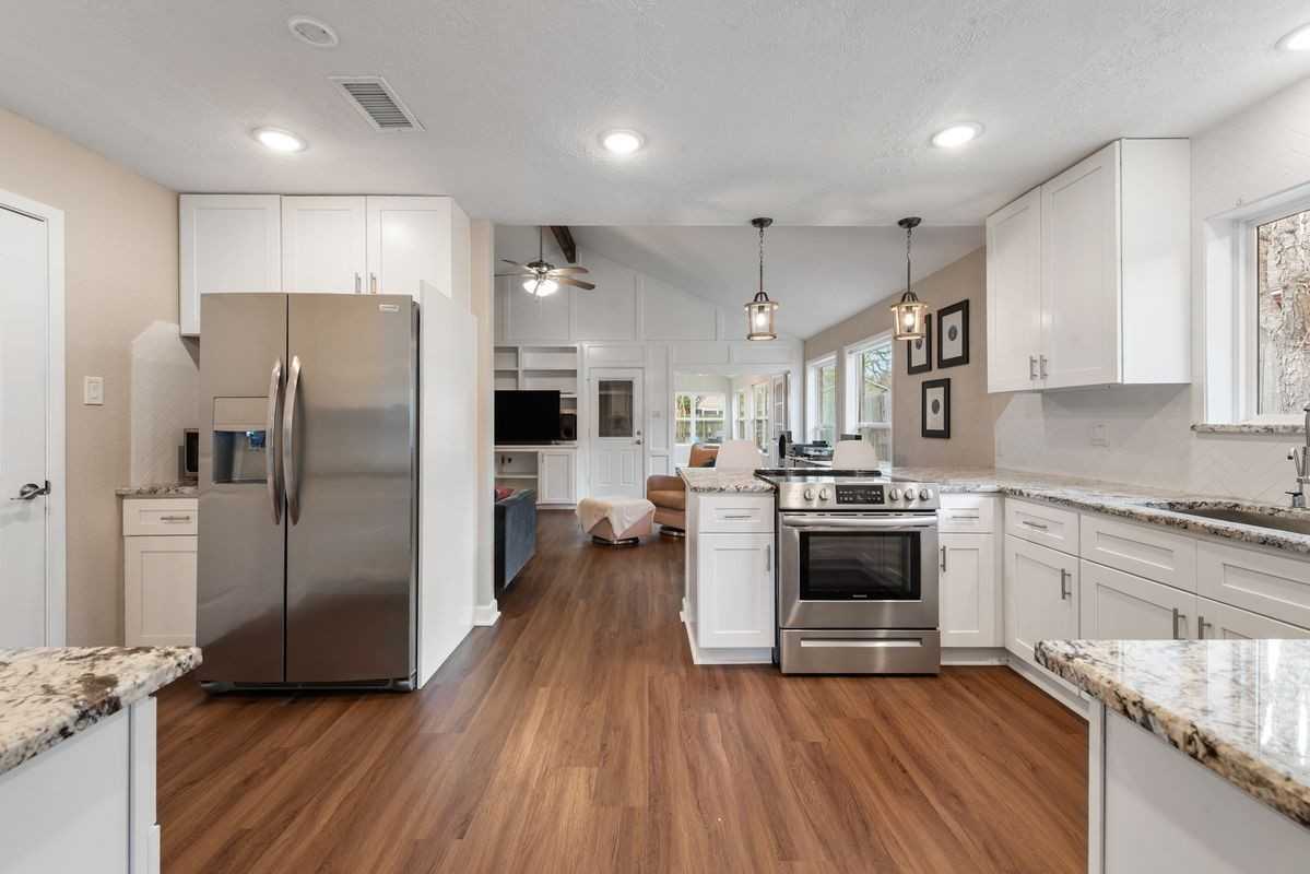 2907 Broadmoor Dr - Photo 5 of 37