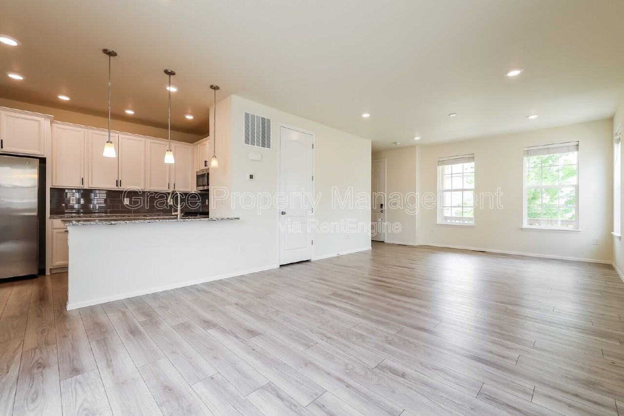 17626 Olive St - Photo 3 of 29