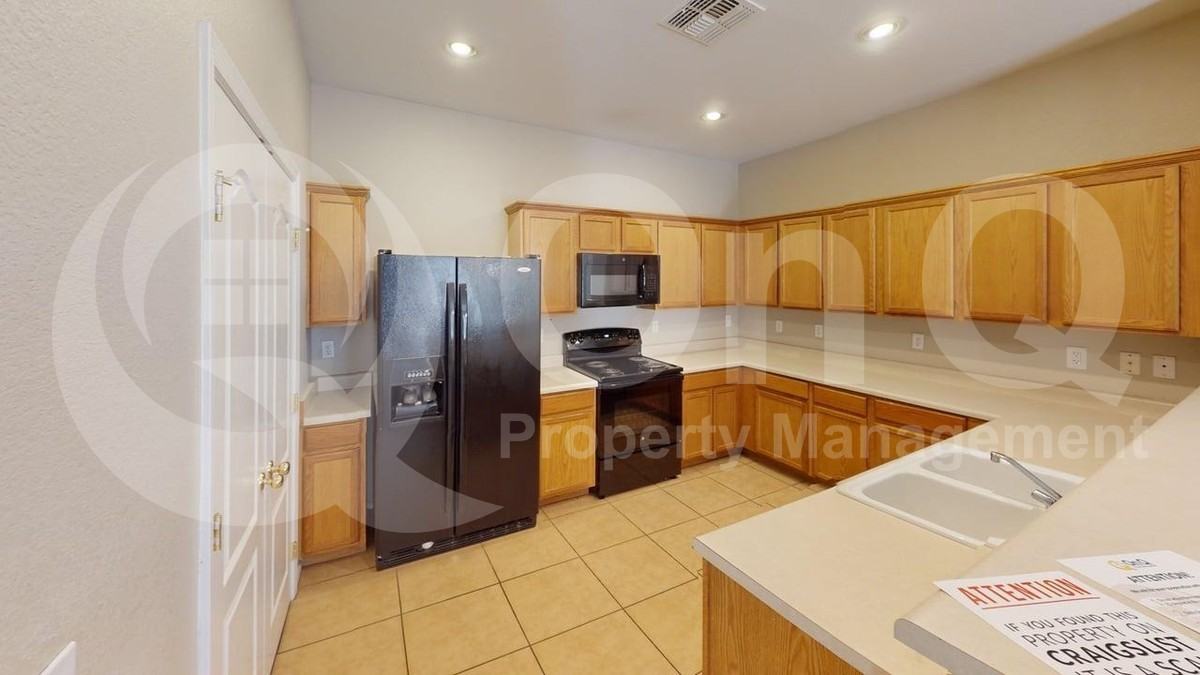 3915 E Kent Ave - Photo 3 of 29