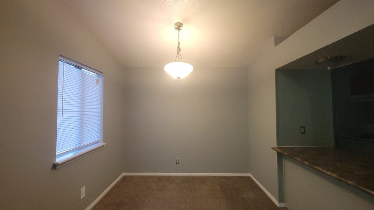 900 Candlewood Dr Nw Apt D - Photo 2 of 10