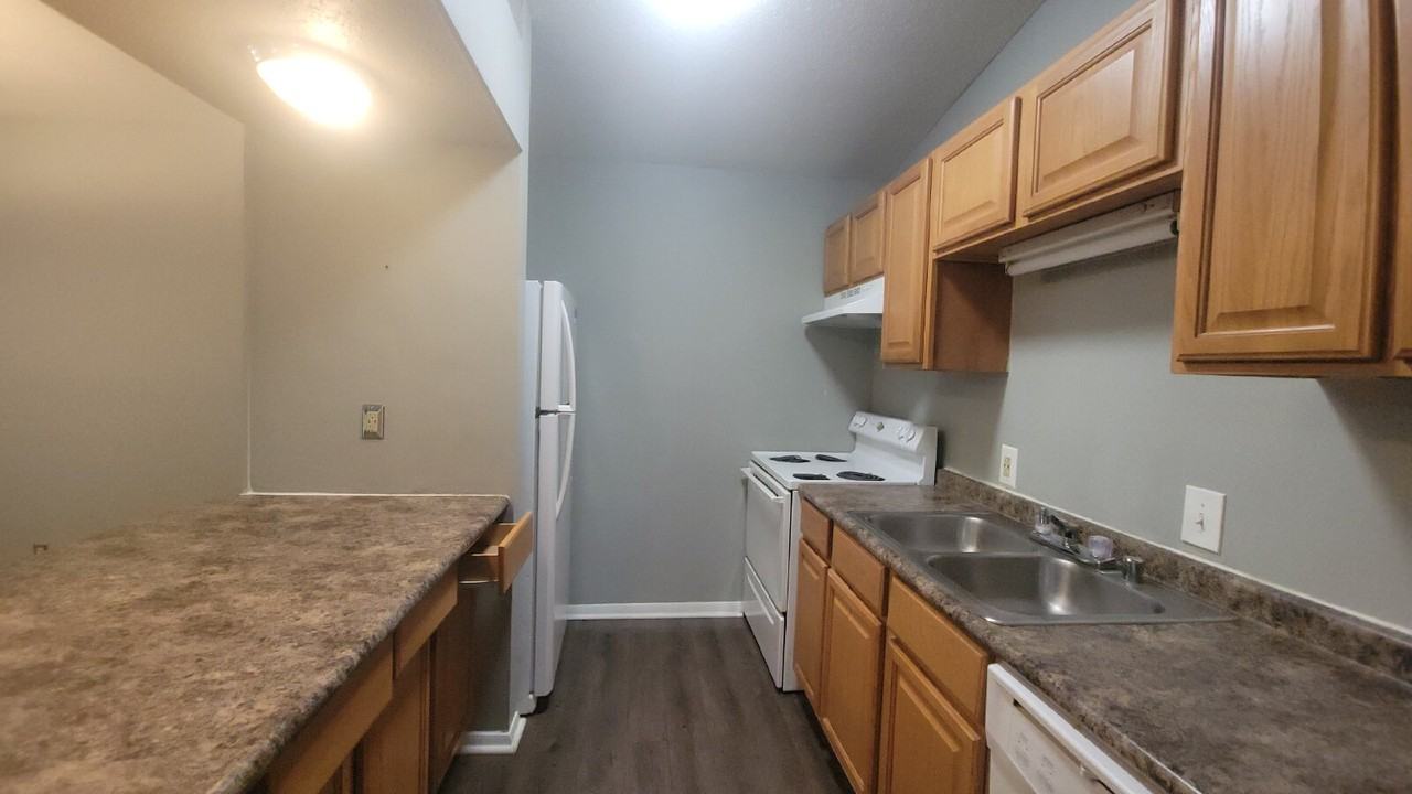 900 Candlewood Dr Nw Apt D - Photo 4 of 10
