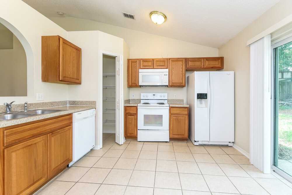 12744 Ashbrook Cir W - Photo 7 of 16