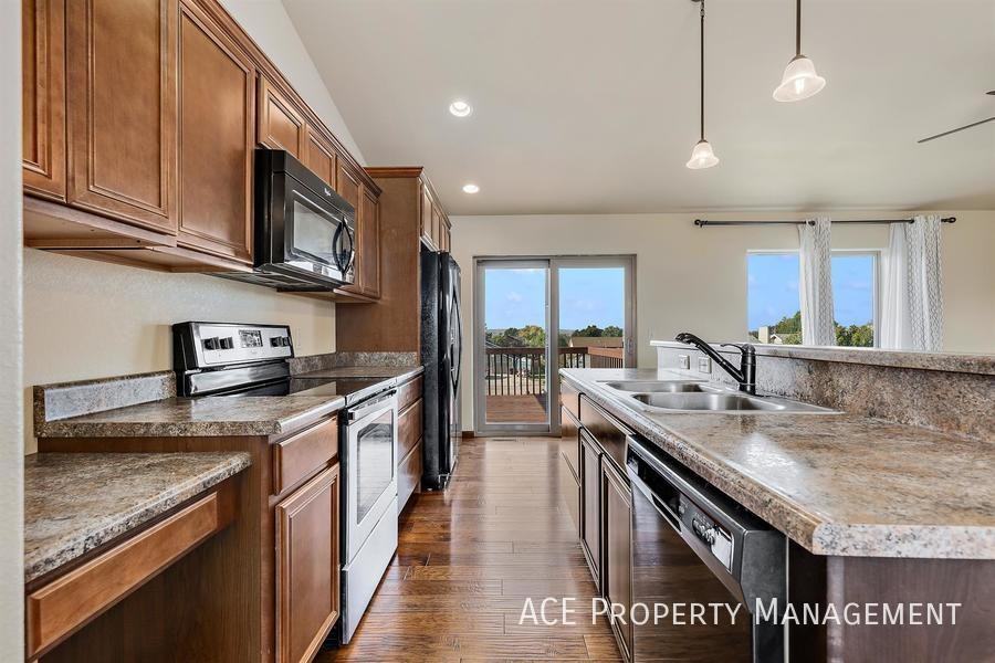 3119 New England St - Photo 5 of 14