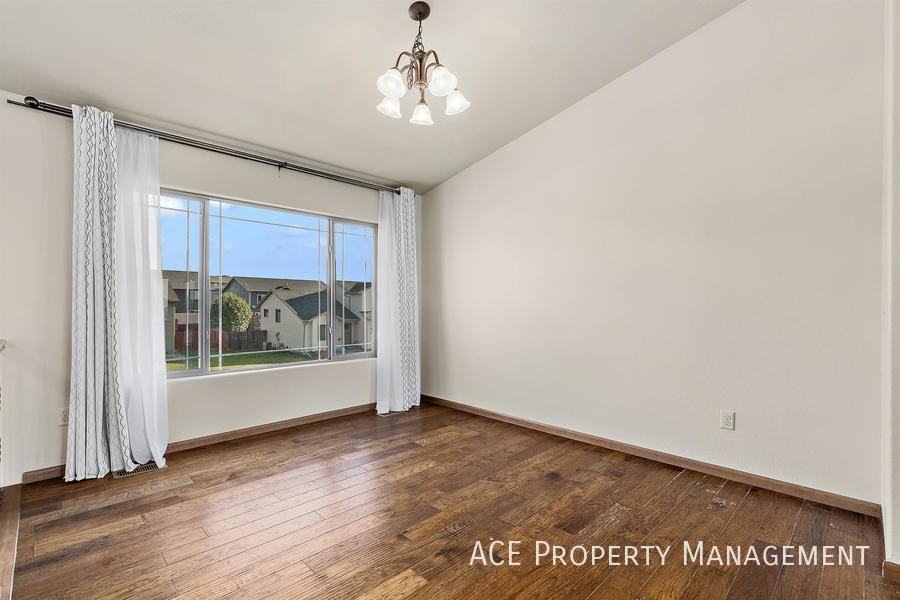 3119 New England St - Photo 6 of 14