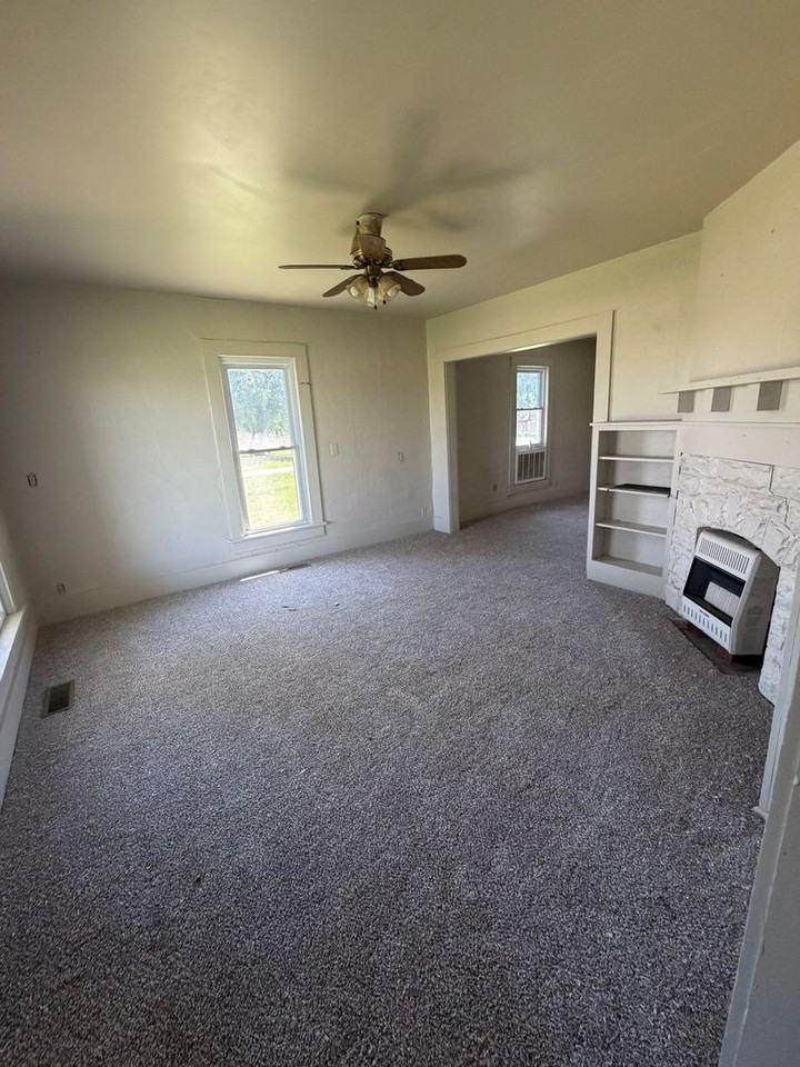 215 N Saint Louis St - Photo 3 of 6