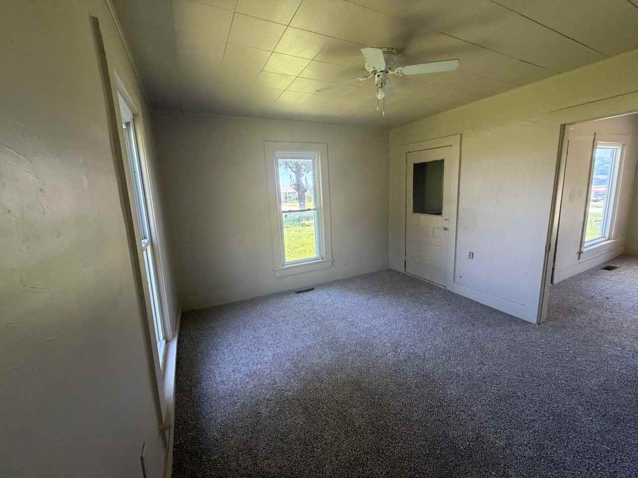 215 N Saint Louis St - Photo 4 of 6