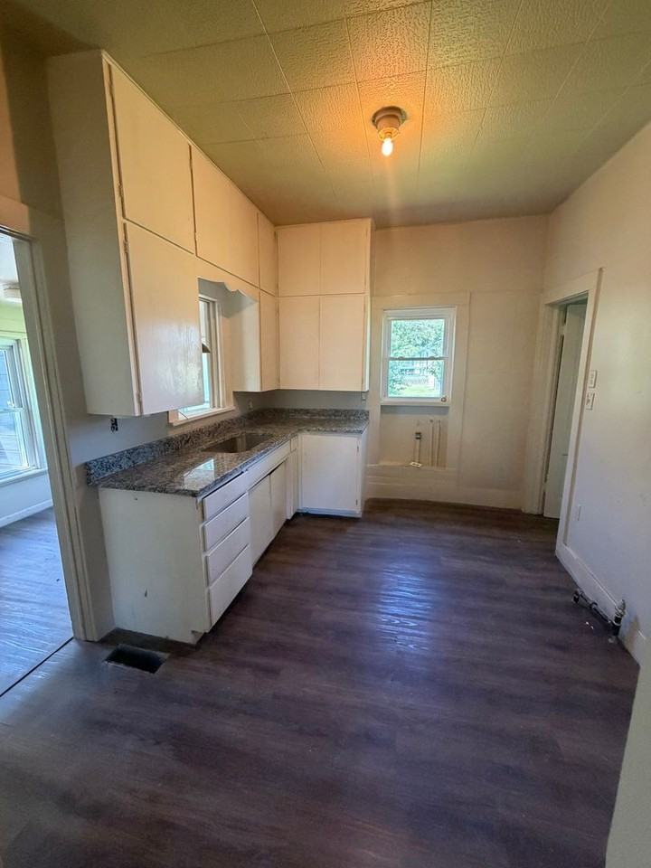 215 N Saint Louis St - Photo 5 of 6
