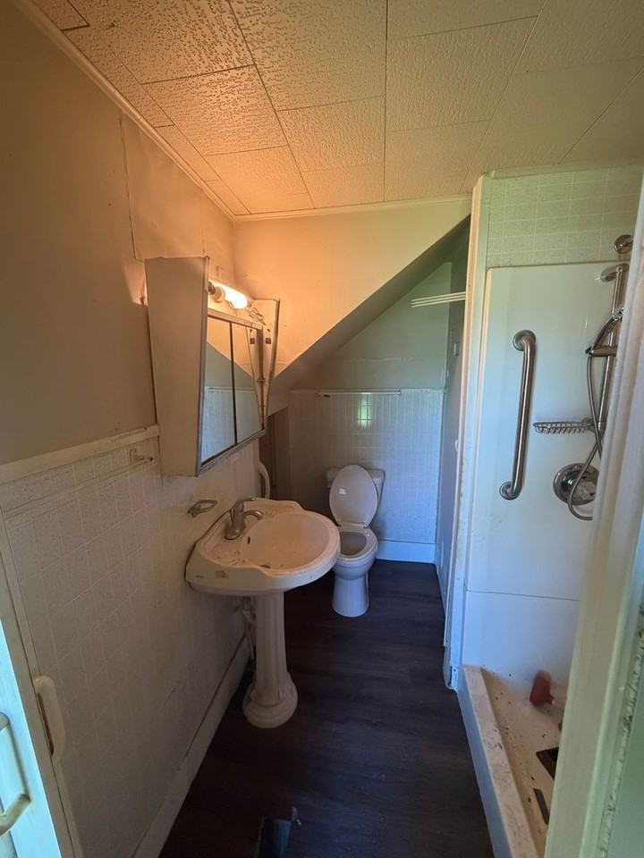 215 N Saint Louis St - Photo 2 of 6