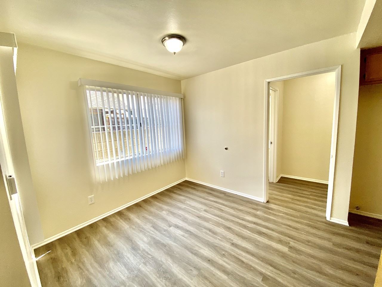 553 W 22nd St #2 - Photo 4 of 21