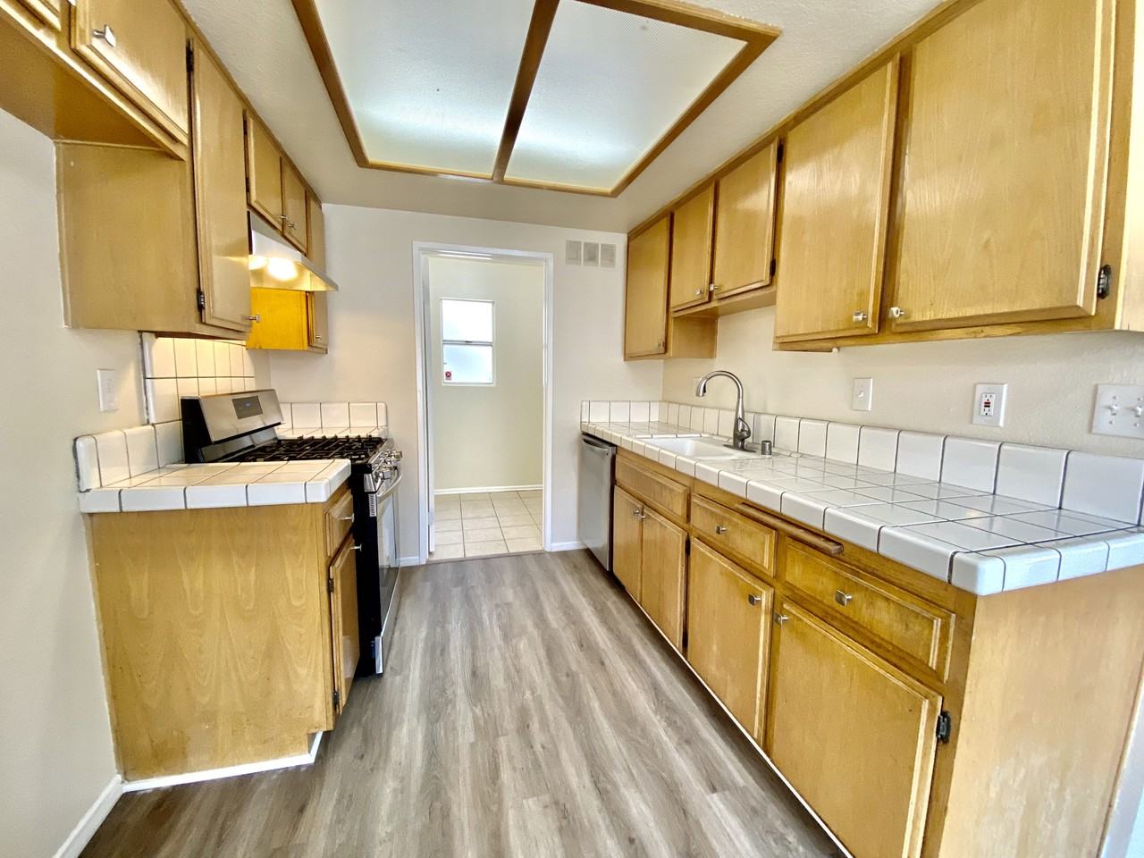 553 W 22nd St #2 - Photo 6 of 21