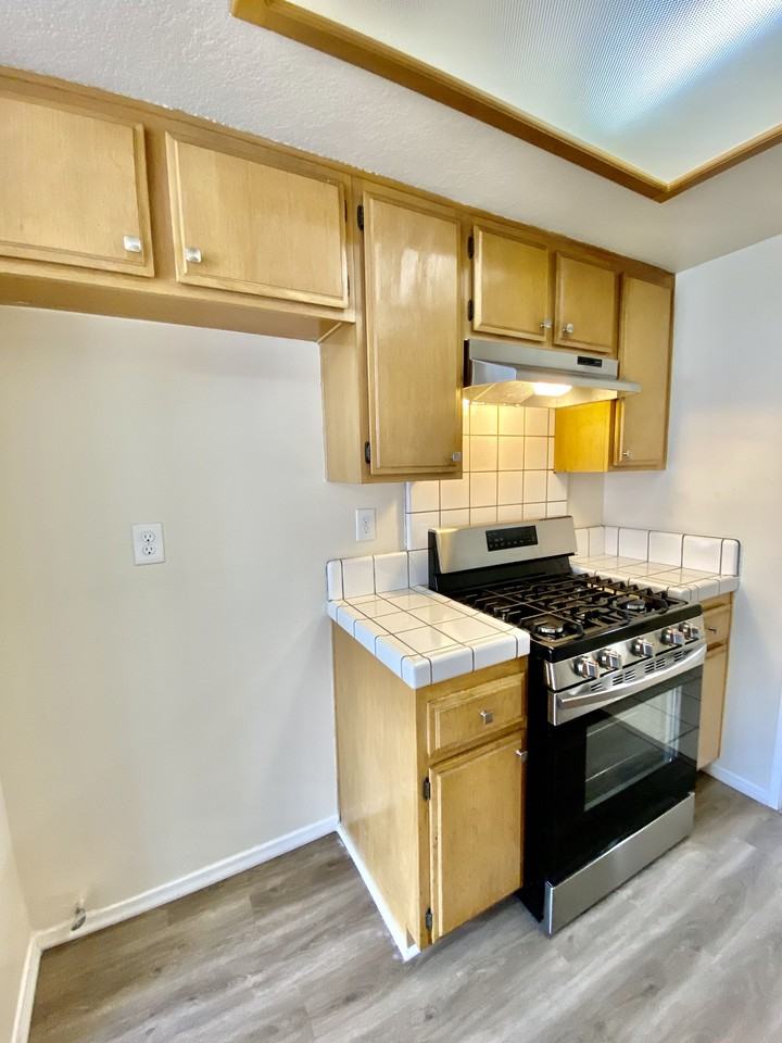 553 W 22nd St #2 - Photo 7 of 21