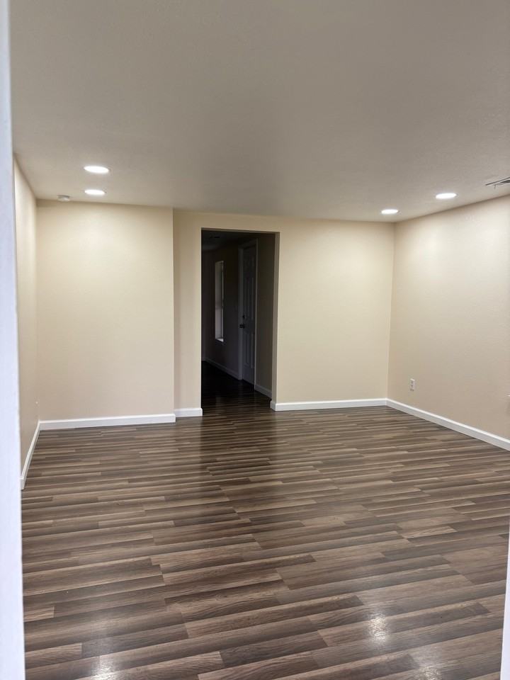 1381 W Gooch Rd - Photo 7 of 19