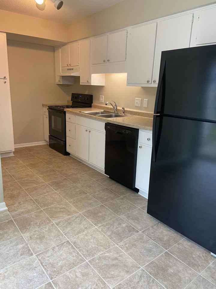615 Central Ave #D - Photo 4 of 8