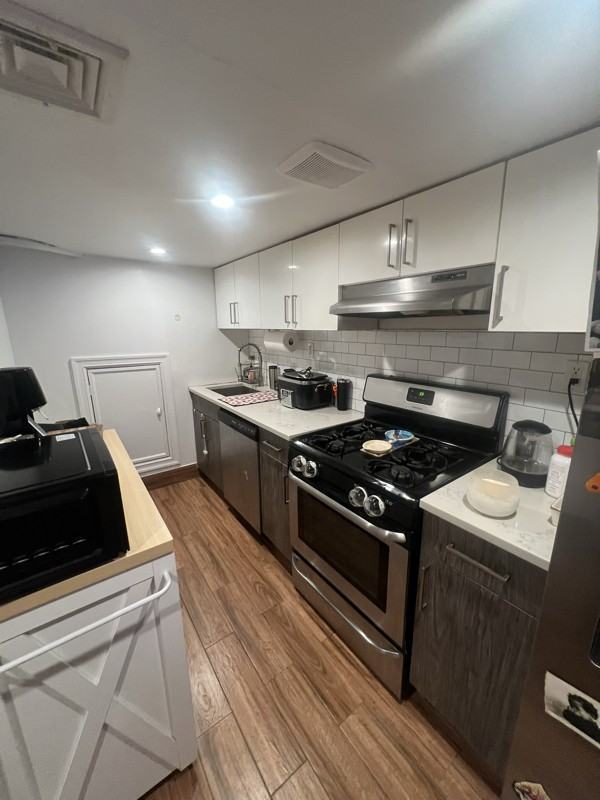 370 E 32nd St #1 - Photo 4 of 10