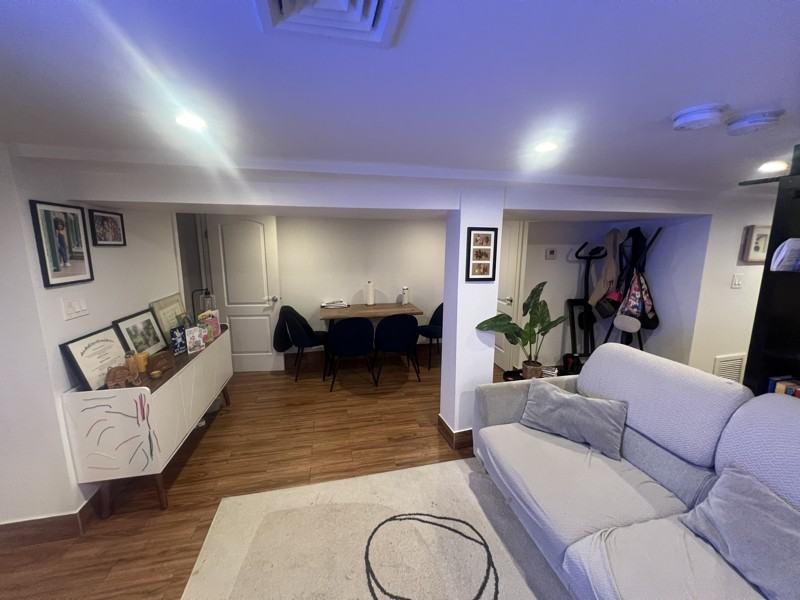 370 E 32nd St #1 - Photo 6 of 10