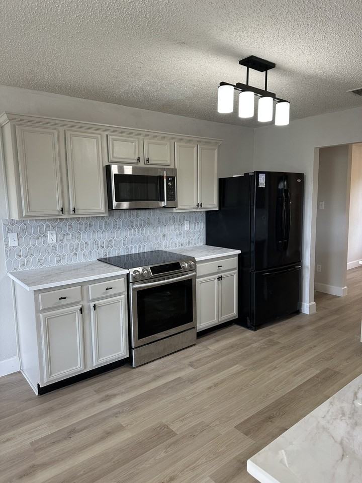 1536 Melrose Ln - Photo 3 of 15