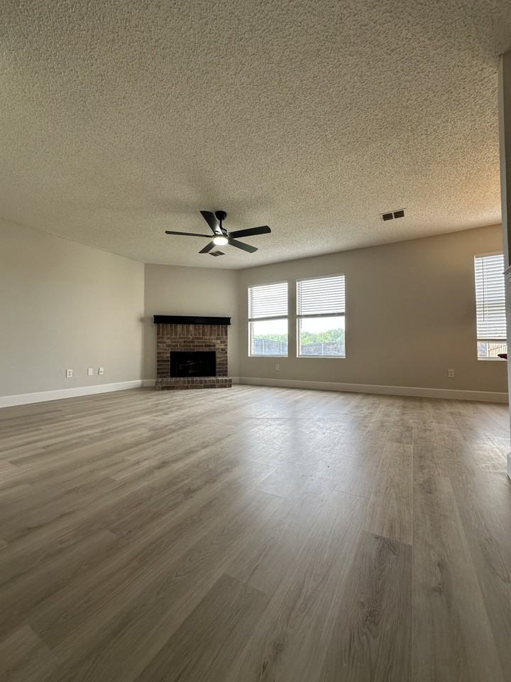 1536 Melrose Ln - Photo 5 of 15