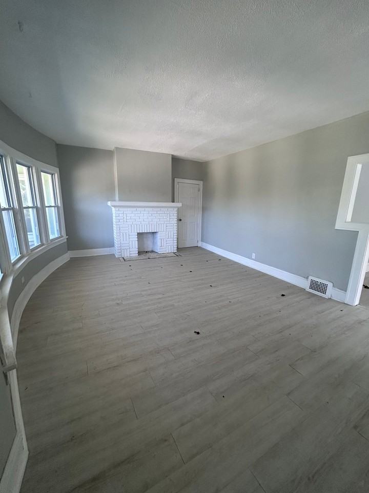 1523 Hillcrest Rd #UP - Photo 2 of 11