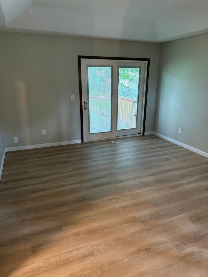 304 Ne Independence Ave #B - Photo 6 of 16