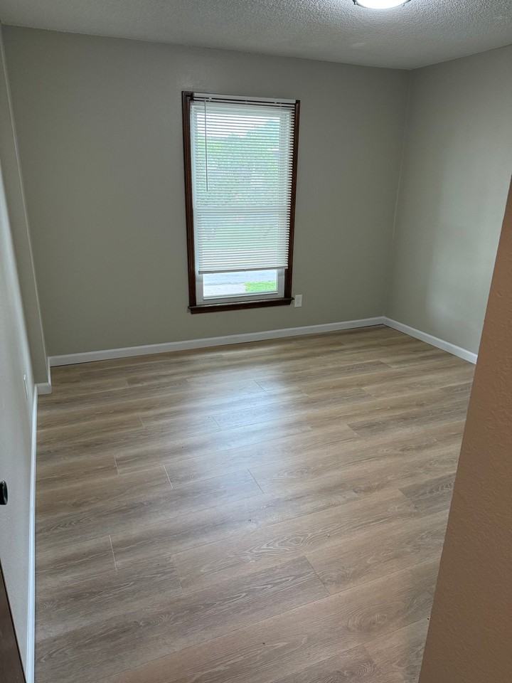 304 Ne Independence Ave #B - Photo 7 of 16