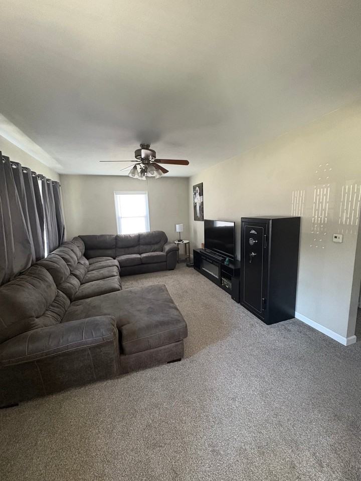 1222 Marshall Dr - Photo 3 of 10