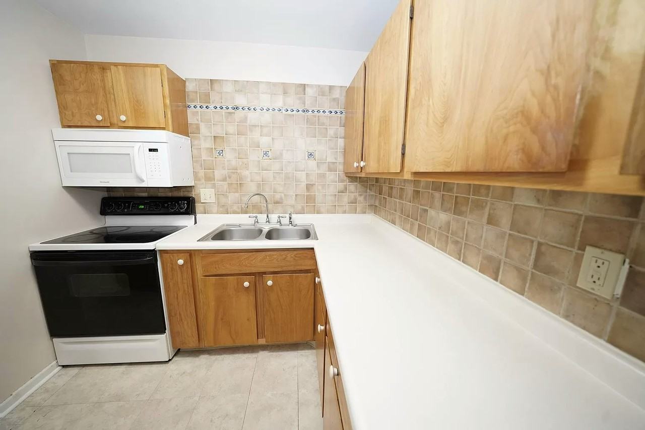 1311 W 82nd Street #B - Photo 3 of 16