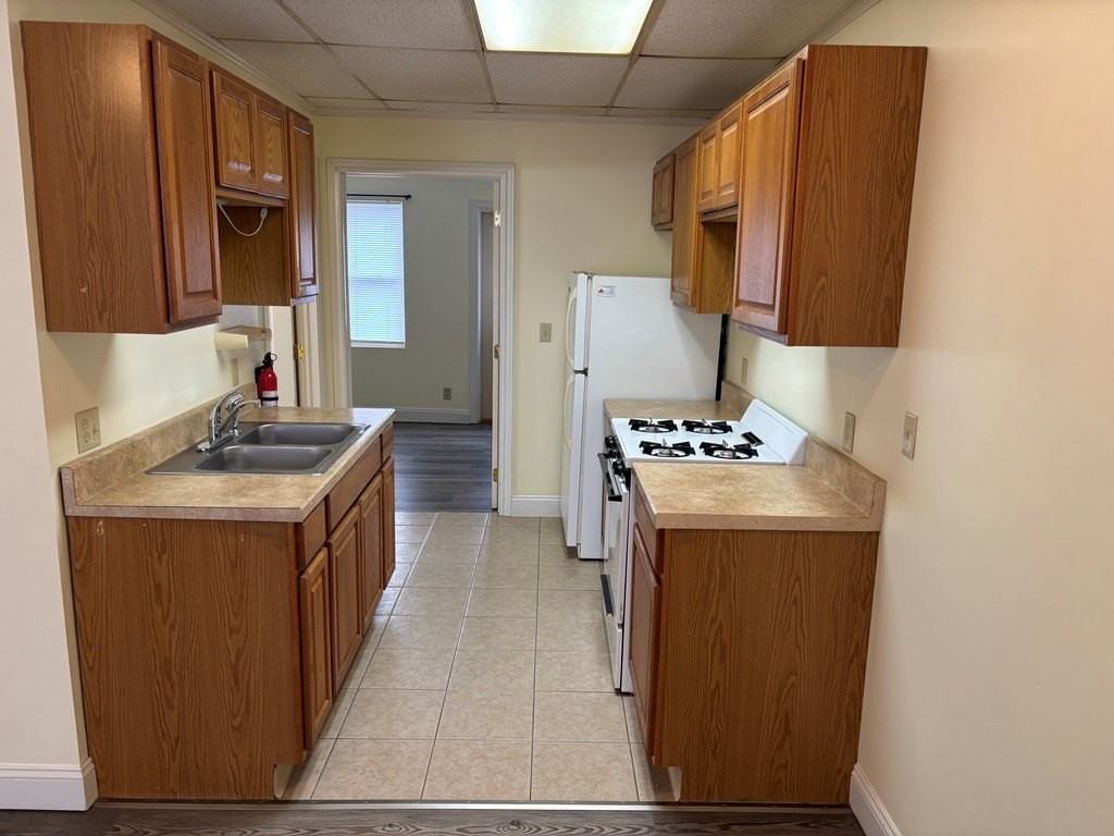 549 E State St Apt B - Photo 3 of 7