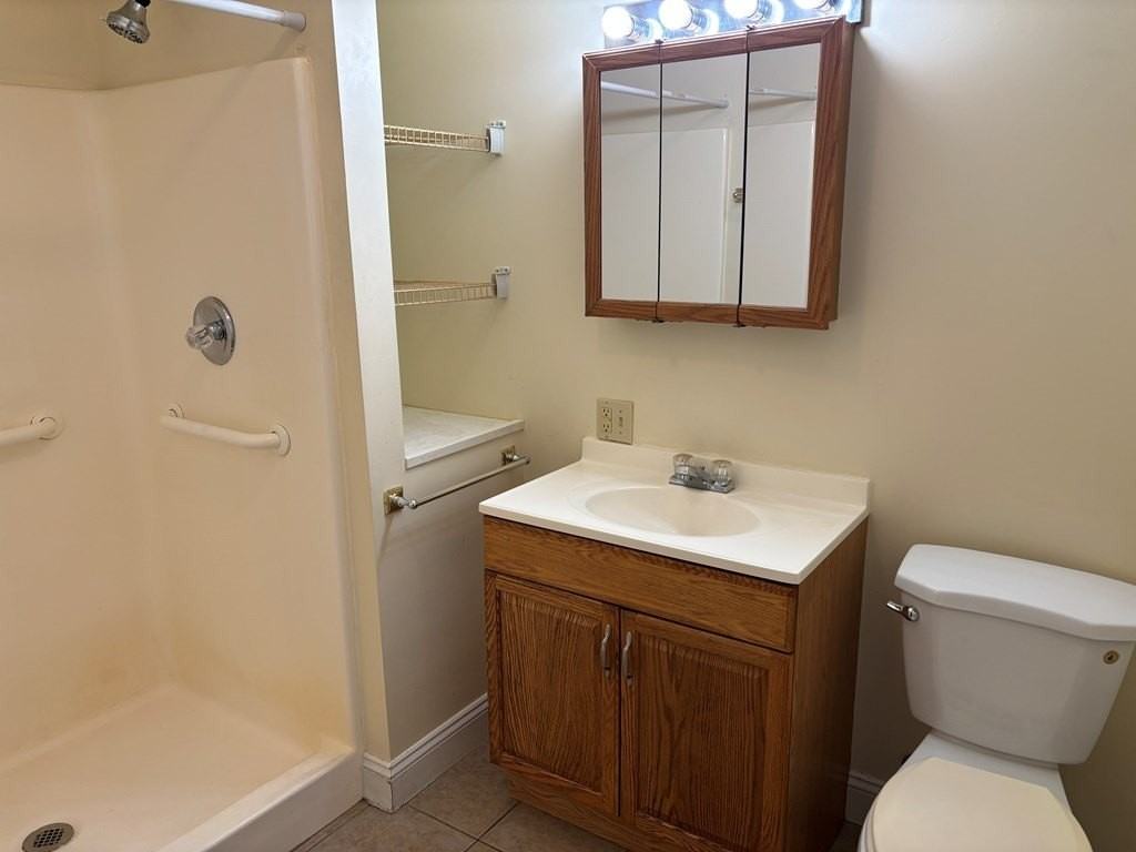 549 E State St Apt B - Photo 5 of 7