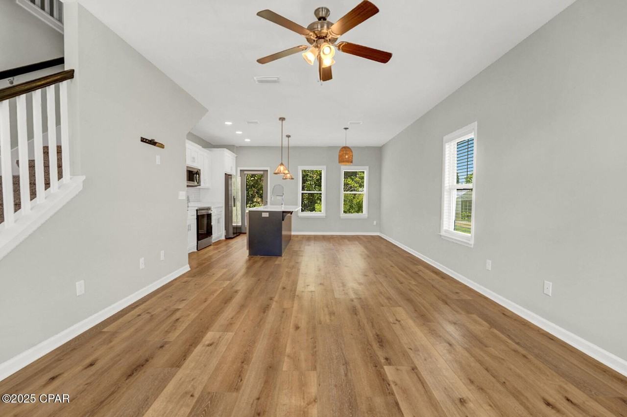408 Raven Ln - Photo 4 of 33