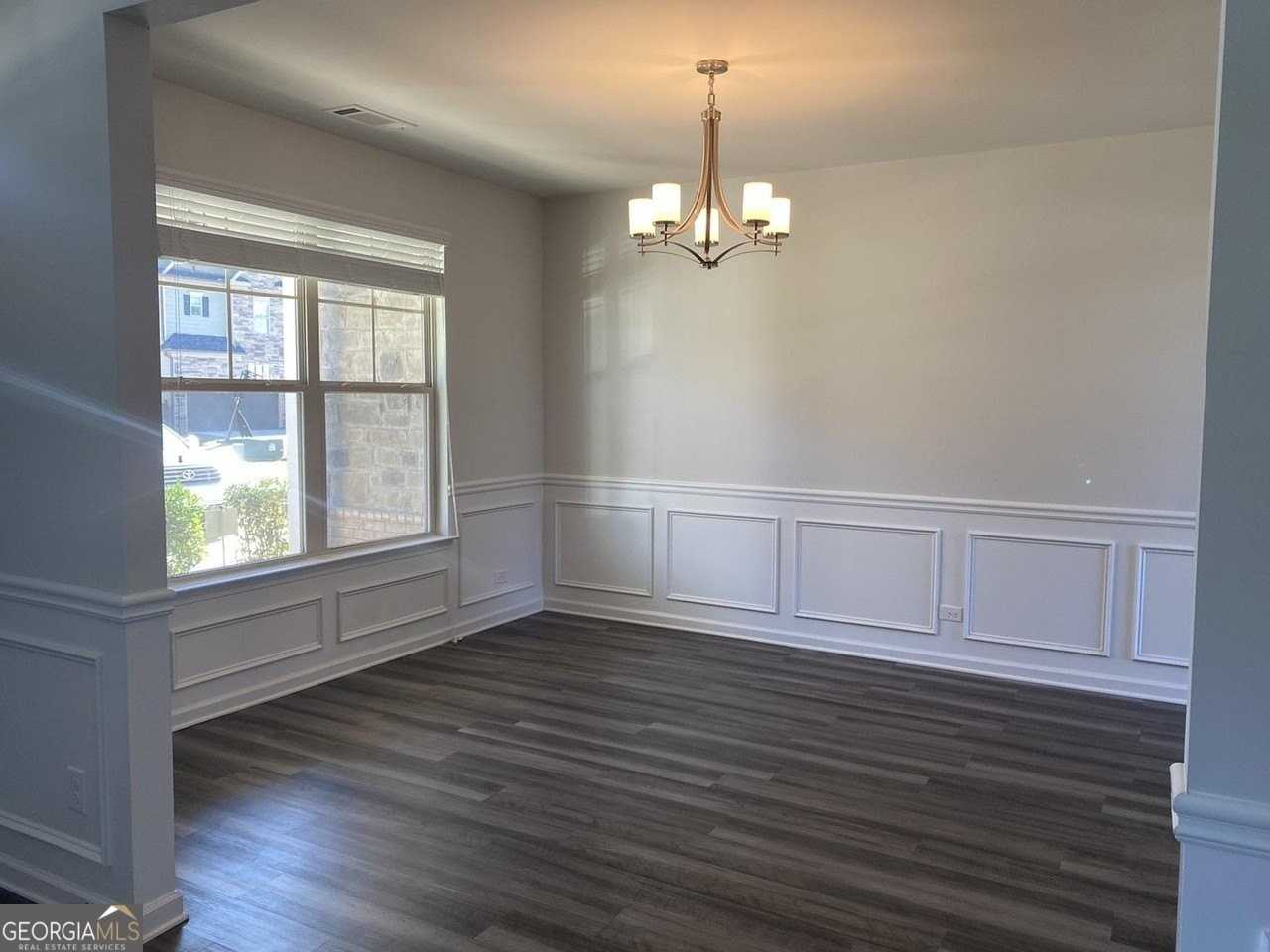 5650 Mirror Lake Dr - Photo 5 of 33
