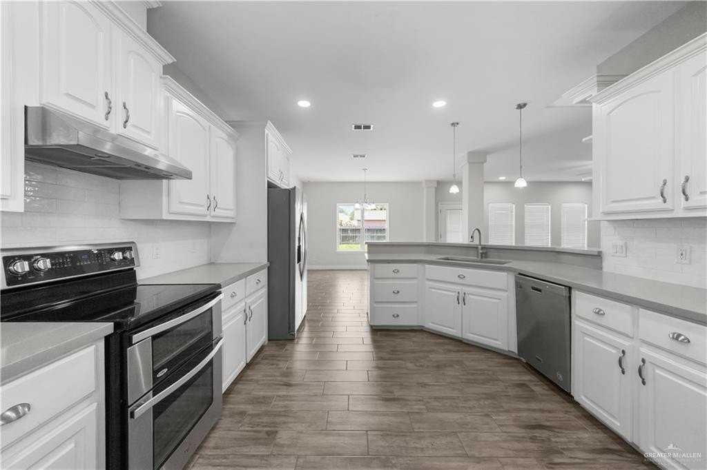 2711 Leslie St - Photo 6 of 27