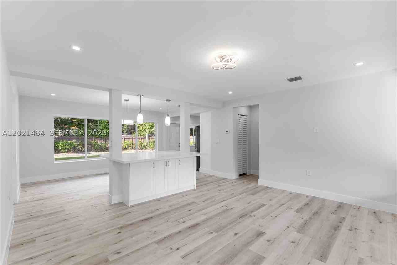 8910 Ne 9th Ct - Photo 4 of 47