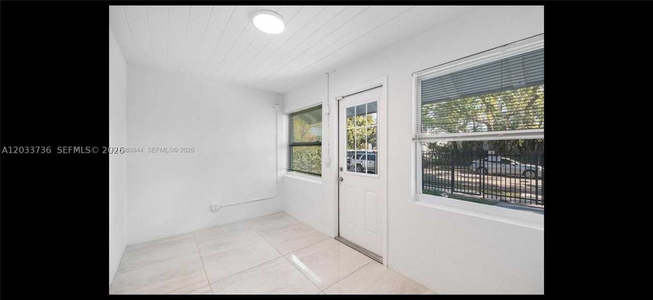 529 Nw 42nd St - Photo 3 of 35