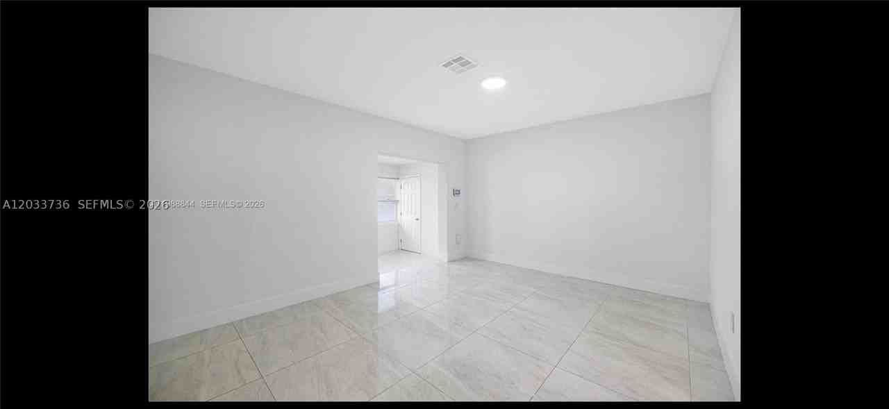 529 Nw 42nd St - Photo 5 of 35