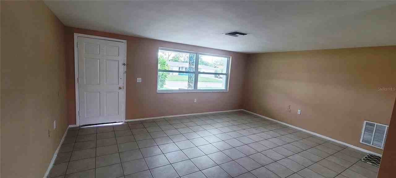 5305 Hawk Dr - Photo 3 of 15