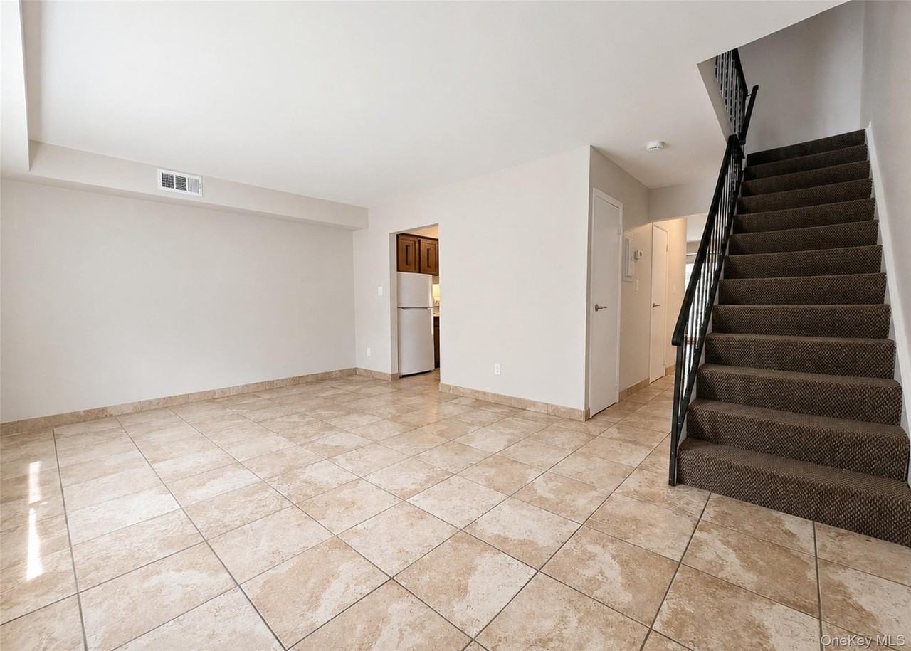 136 Hill Cres - Photo 2 of 13