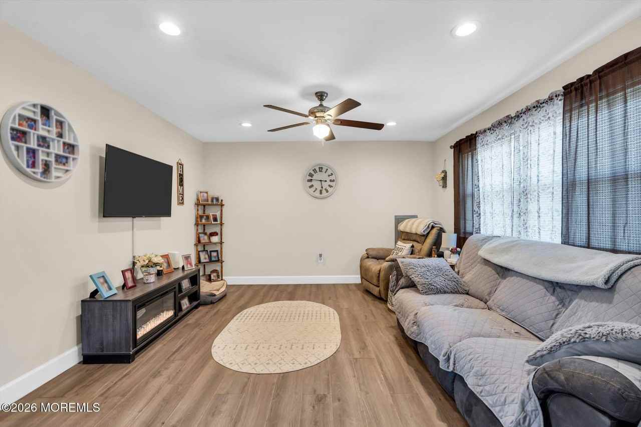 601 Sandra Dr - Photo 3 of 31