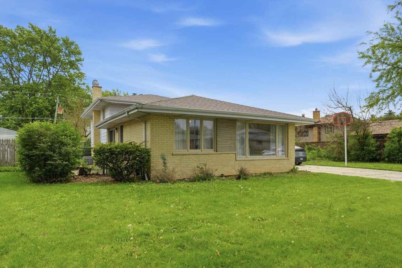 12519 S Menard Ave - Photo 3 of 33