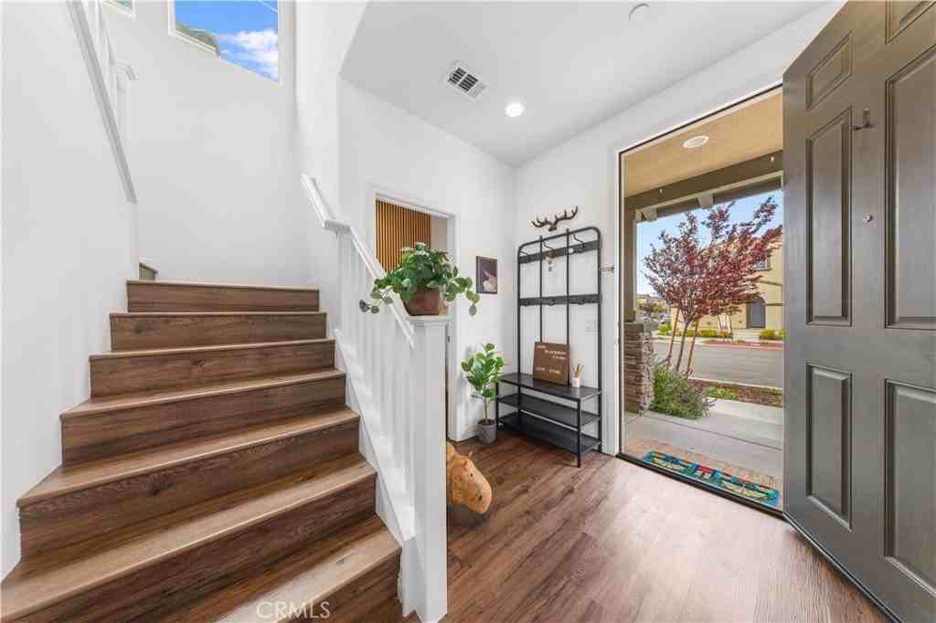 16005 Blueberry Ave - Photo 3 of 50