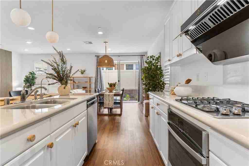 16005 Blueberry Ave - Photo 7 of 50