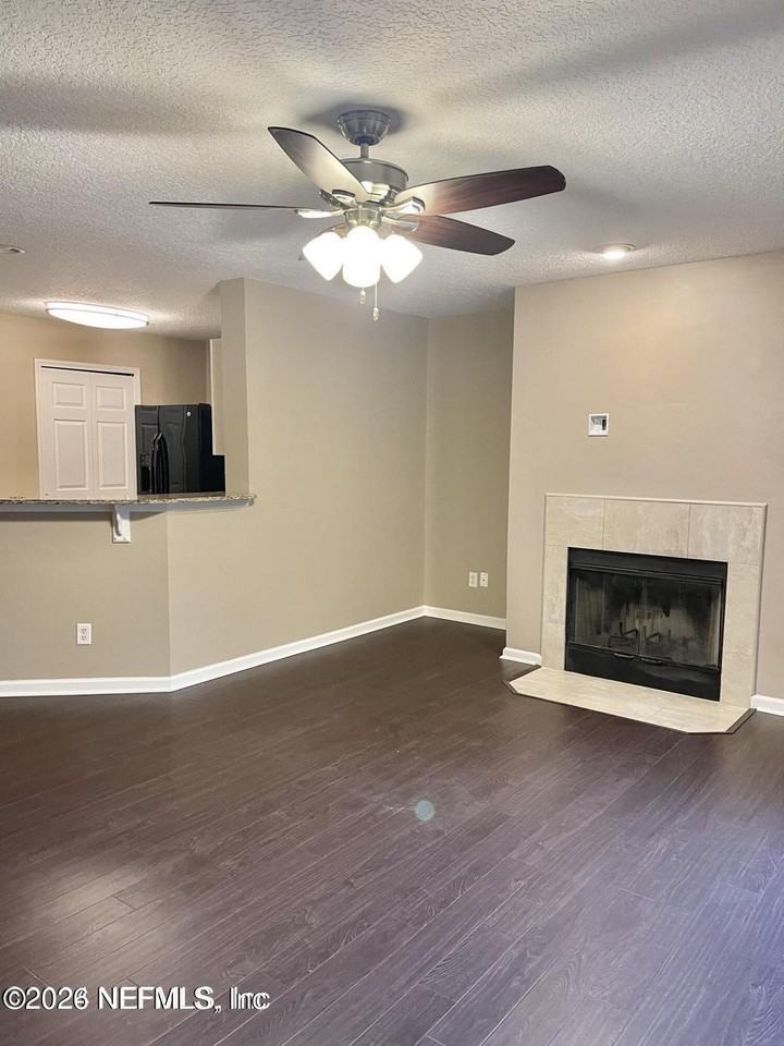 13715 Richmond Park Dr N #704 - Photo 4 of 10