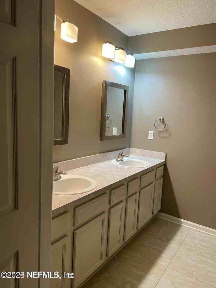 13715 Richmond Park Dr N #704 - Photo 7 of 10